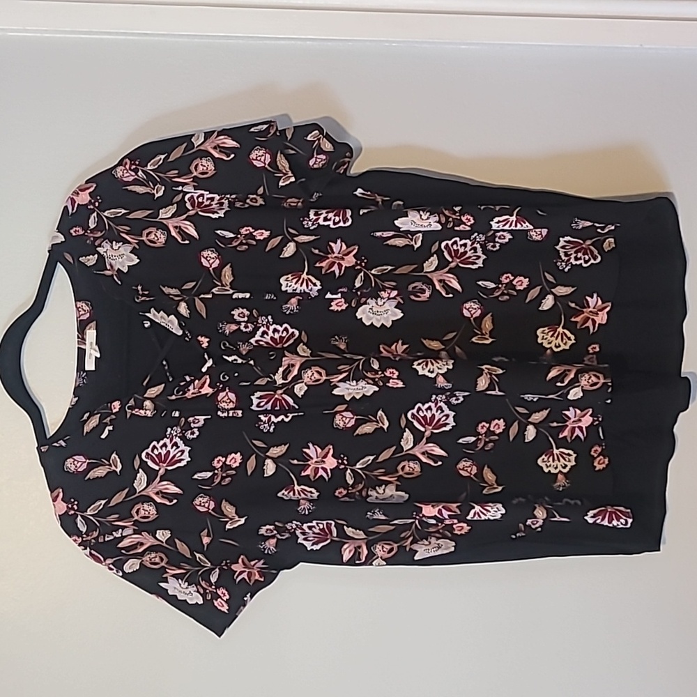 Maurices top size 1x black with flowers short sleeves flowy